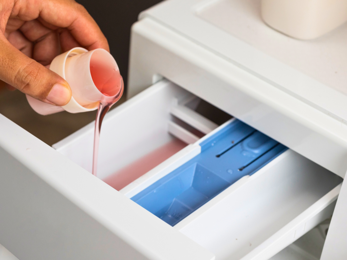 W&auml;sche waschen: Nutzt du die zus&auml;tzliche Klappe in der Waschmaschine richtig?