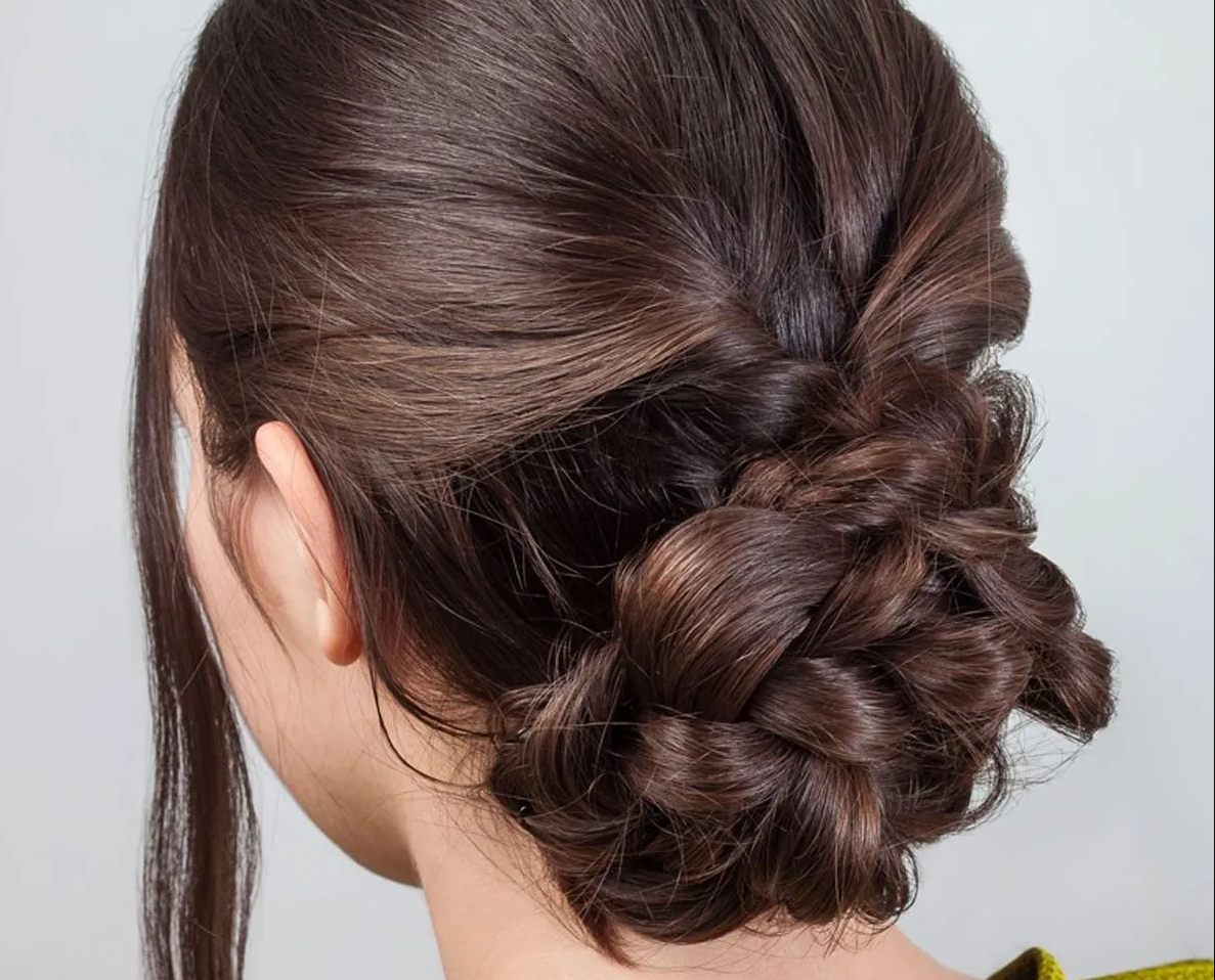 einfache elegante Frisur für langes und mittellanges Haar Tutorial Hochsteckfrisur Aufnahme von geflochtenem Dutt