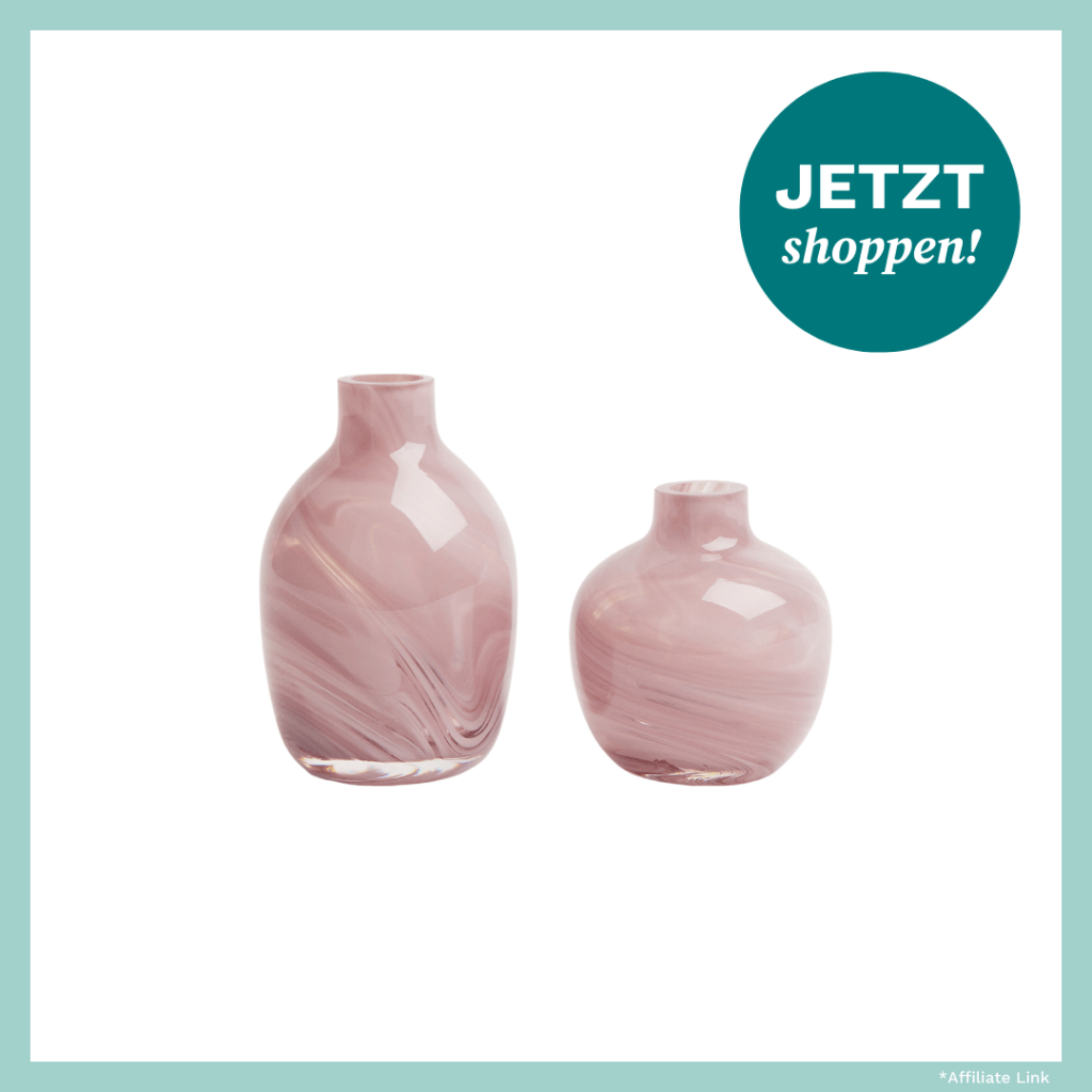 Zwei kleine Vasen in Rosa von H&M.
