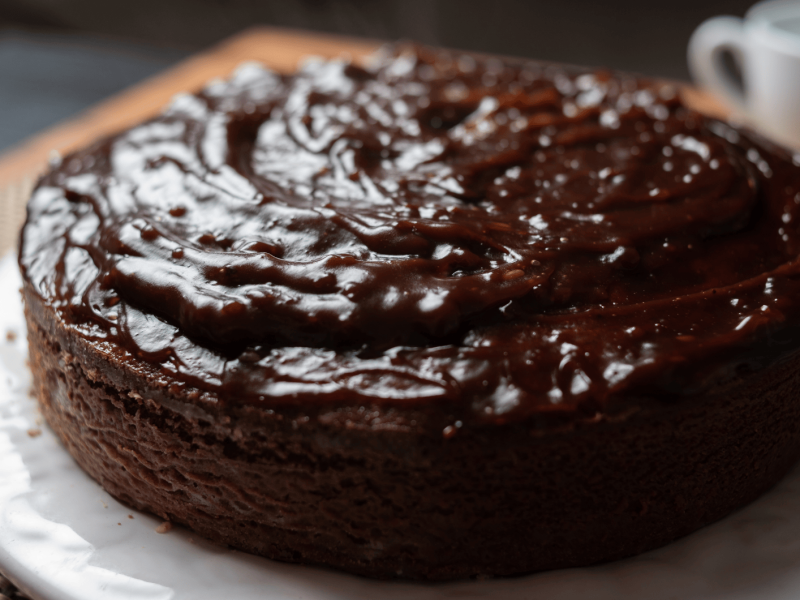 Schokokuchen mit Schokoglasur auf einem weißen Teller.