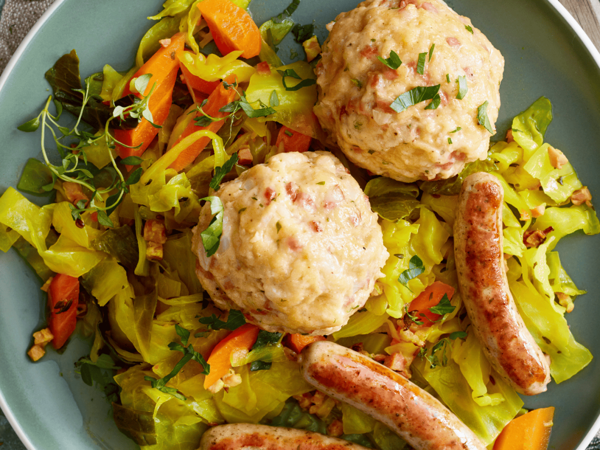 Speckkn&ouml;del auf Schmorkohl: So gelingt der deftige H&uuml;ttenklassiker