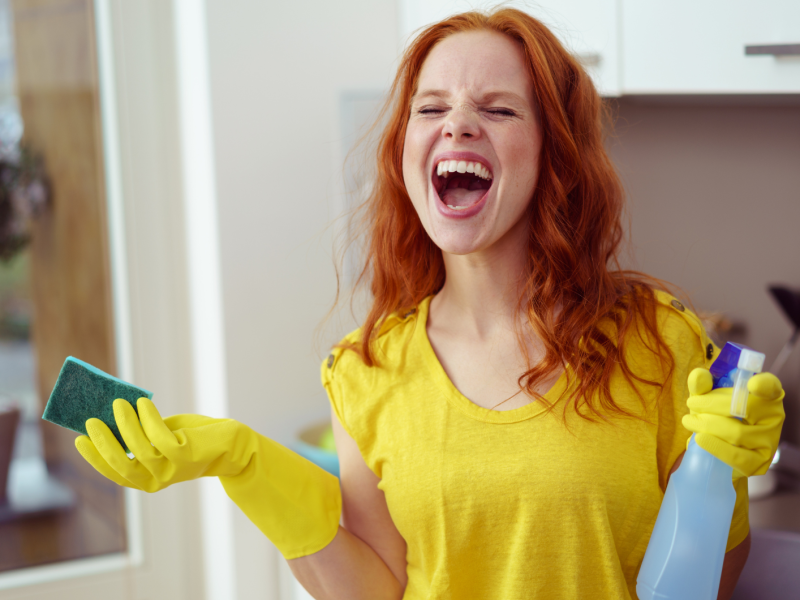 Rothaarige Frau beim Putzen