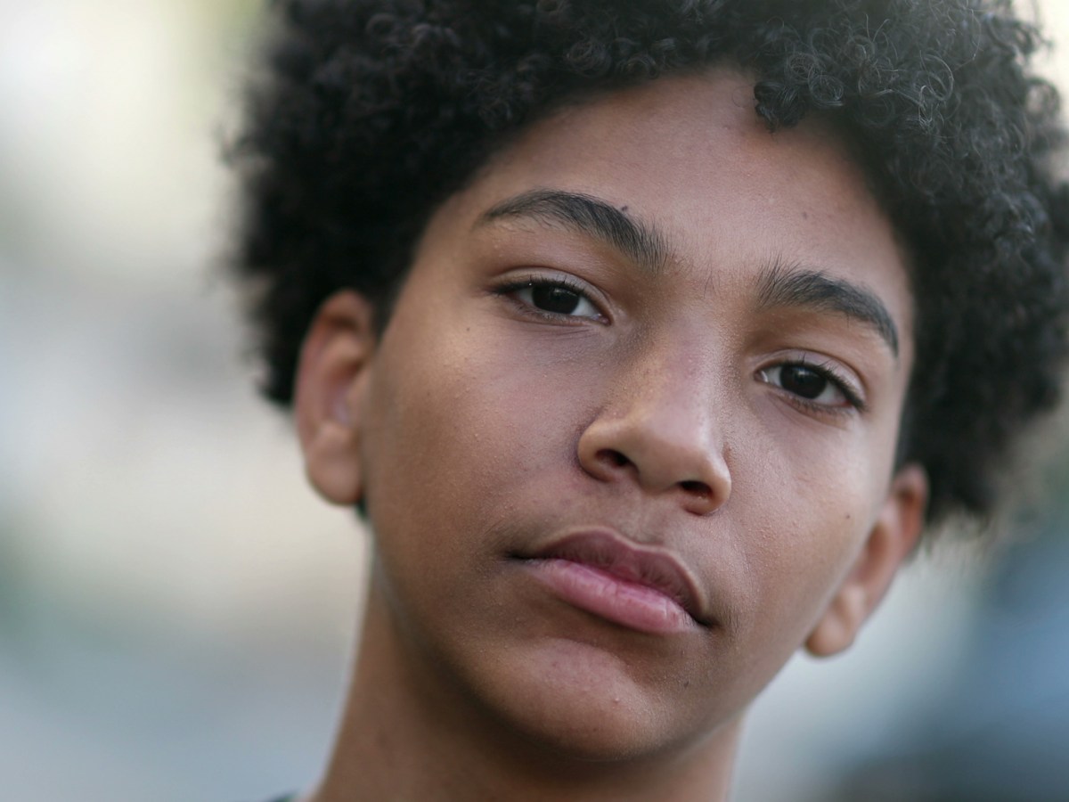 Portr&auml;t eines ernsten Teenagerjungen.