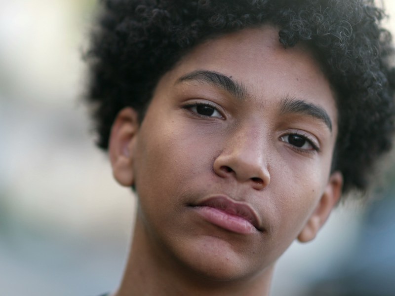 Porträt eines ernsten Teenagerjungen.