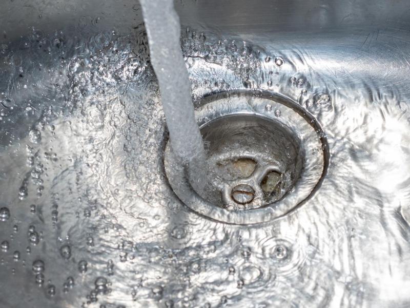Wasser fließt in den Abfluss im Spülbecken in der Küche.