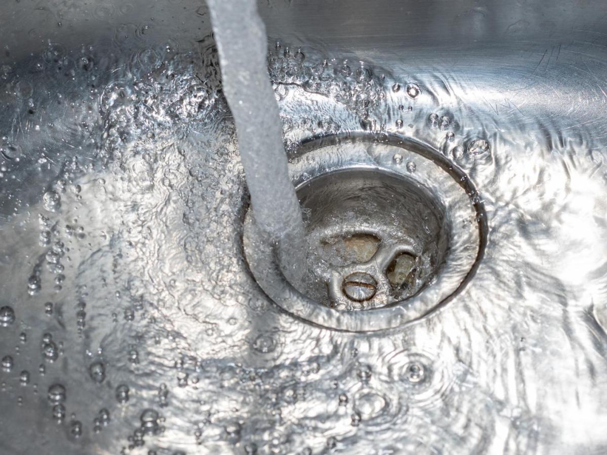 Abfluss verstopft: Diese Hausmittel machen die Spüle wieder frei