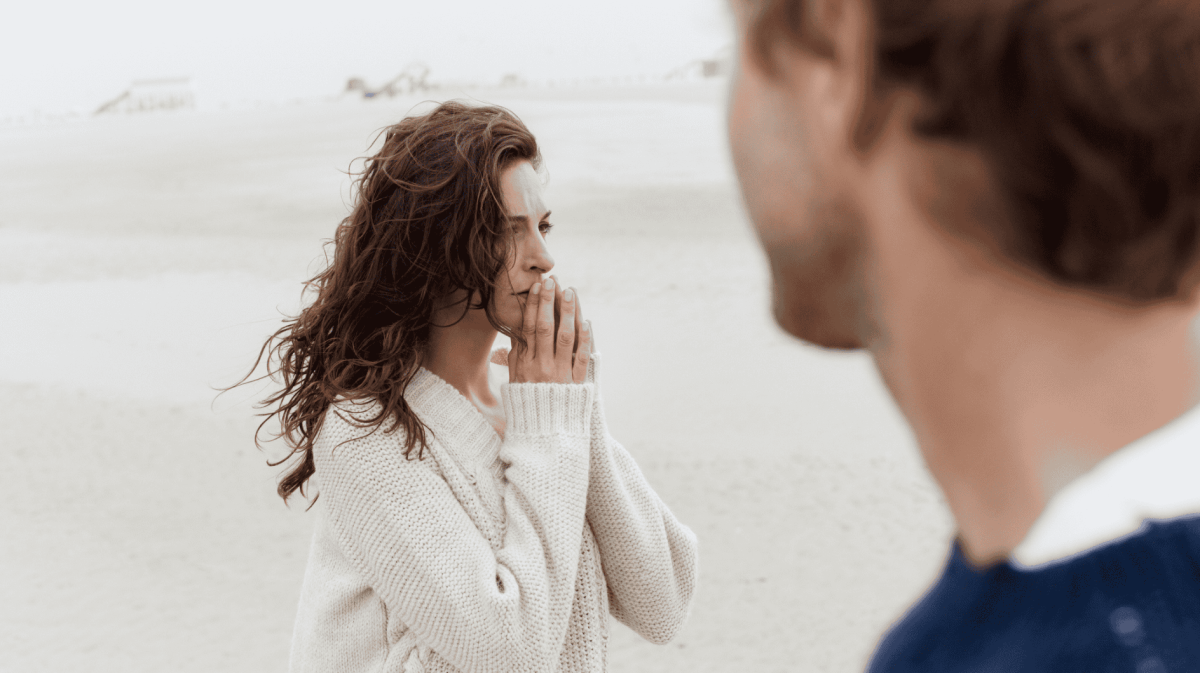 Frau blickt ernst, ihr Partner sieht sie an