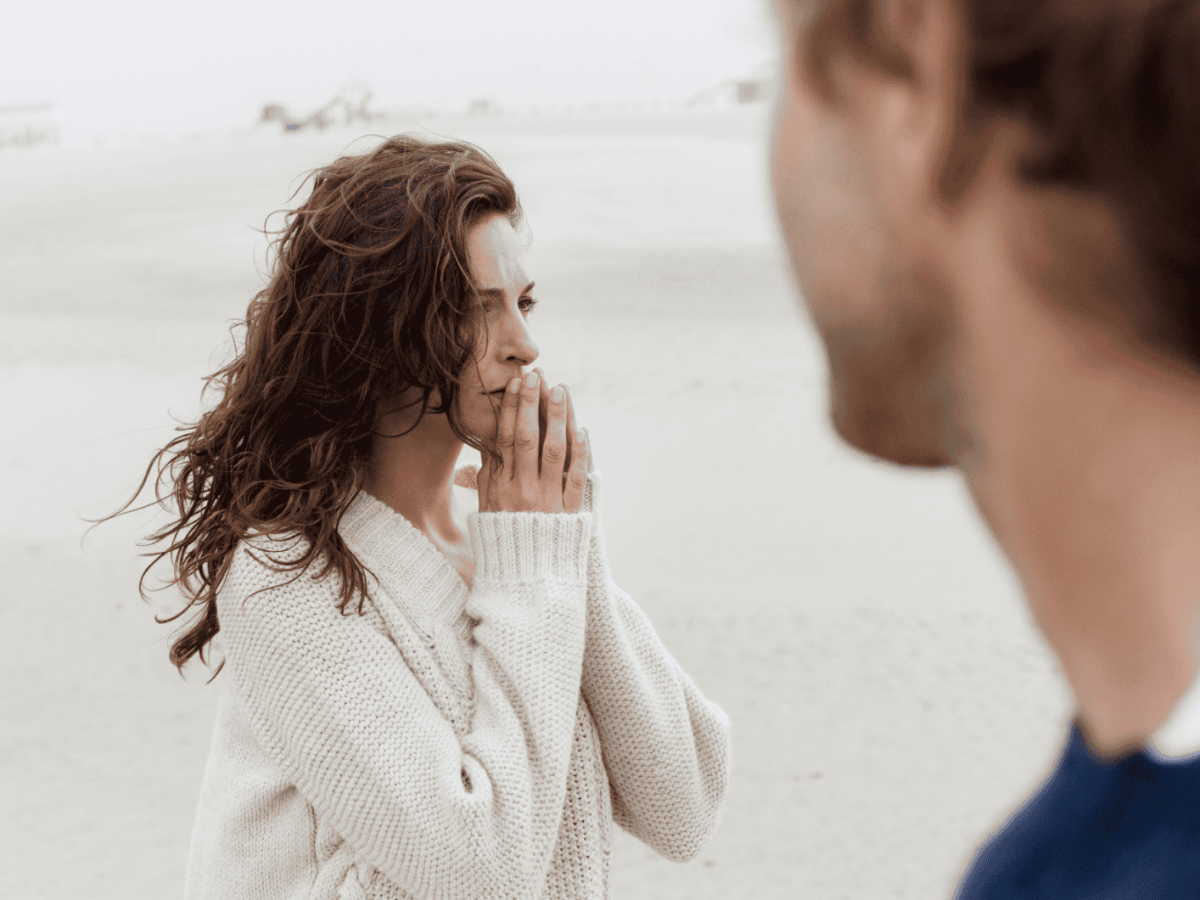 Frau blickt ernst, ihr Partner sieht sie an