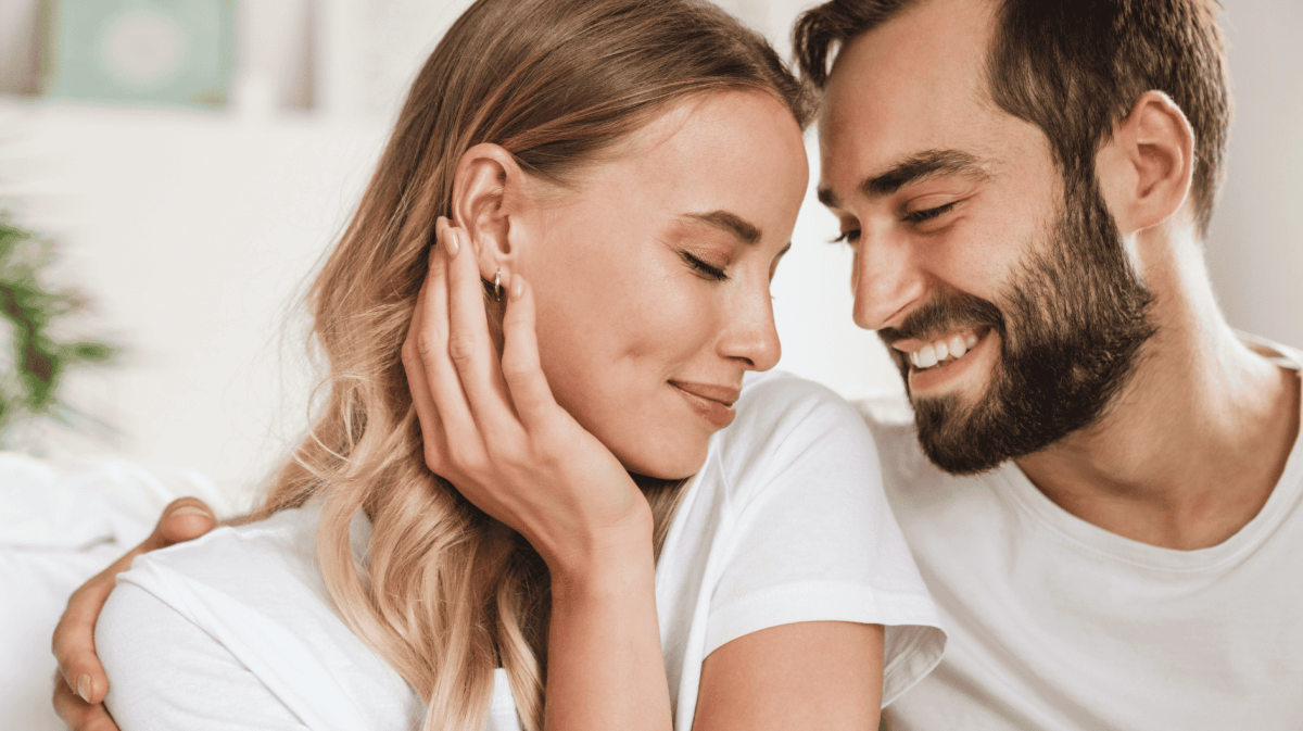 Frau und Mann Stirn an Stirn lächeln mit geschlossenen Augen
