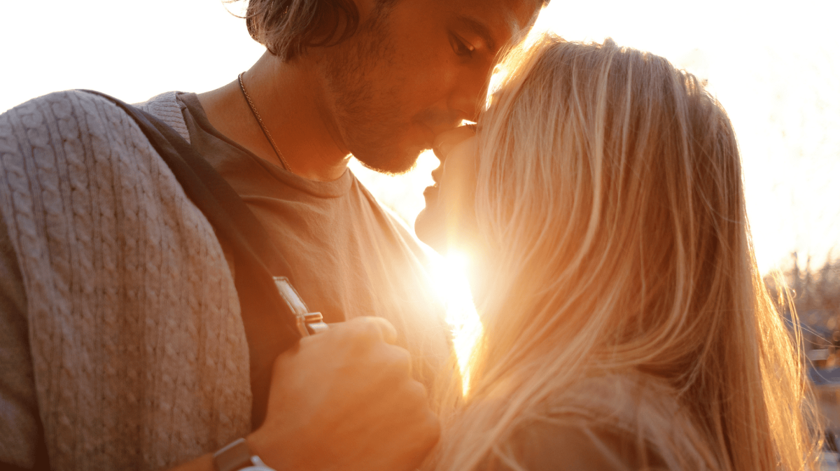 Frau und Mann schauen sich bei Sonnenschein innig in die Augen