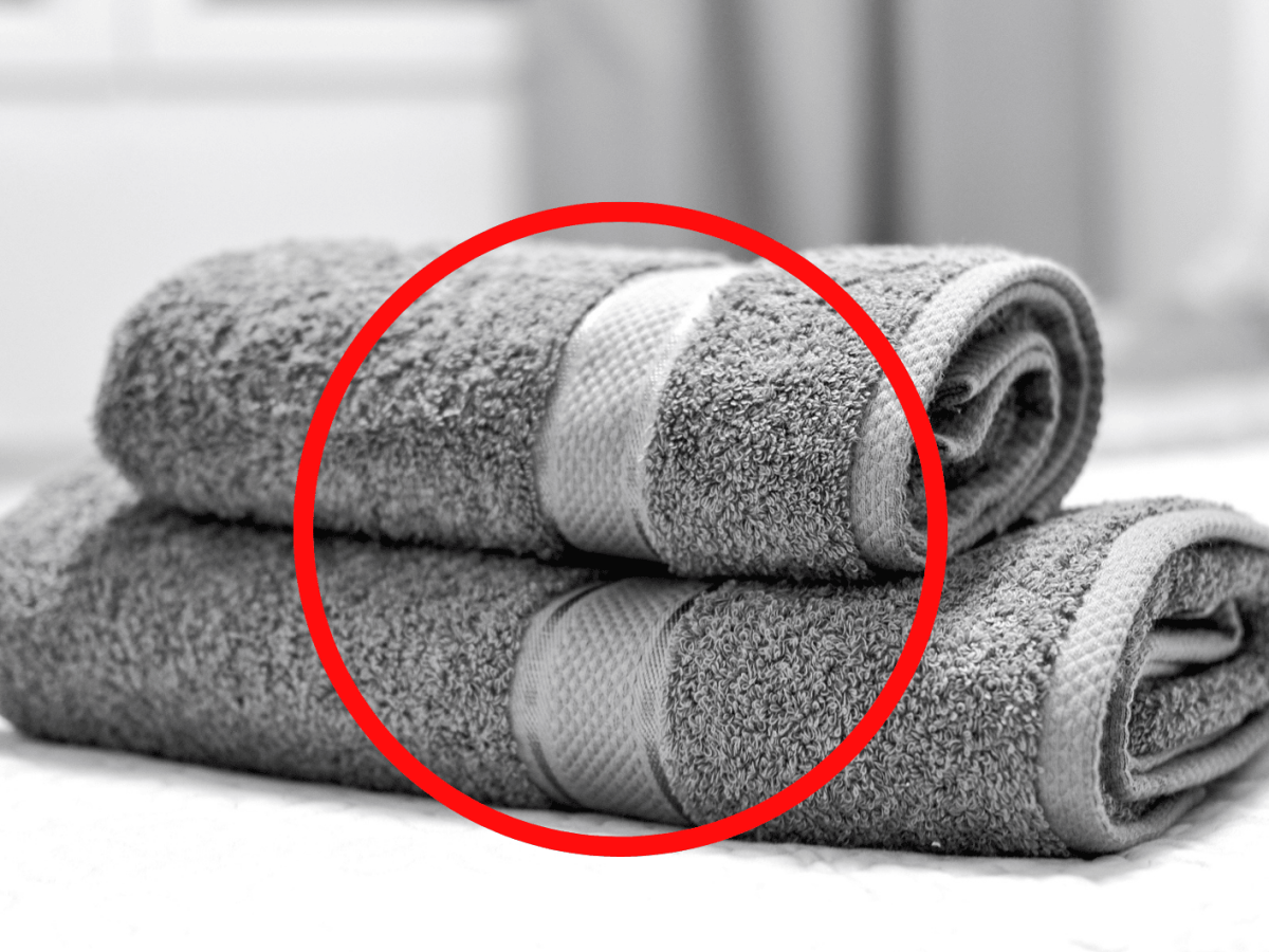 Graue Handtücher mit Borte.