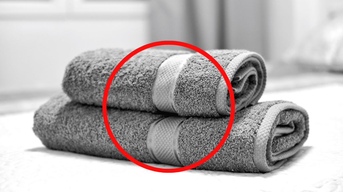 Graue Handtücher mit Borte.