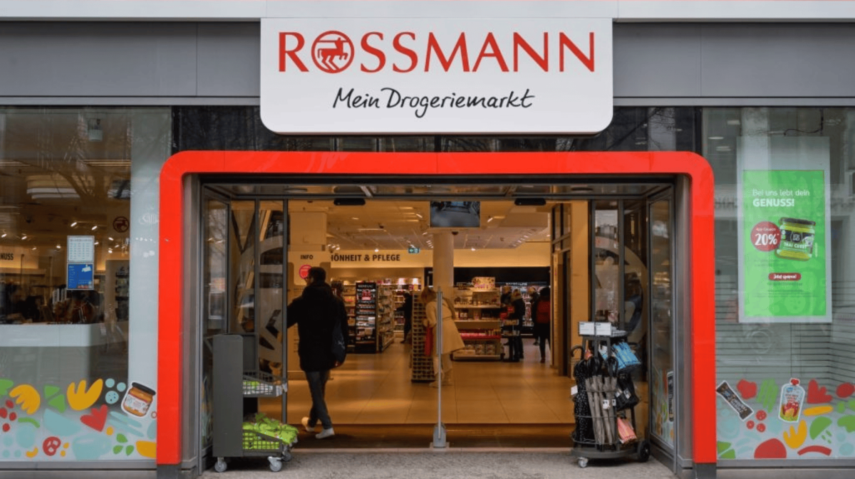 Rossmann-Laden von außen, eine Person geht gerade in den Drogeriemarkt.
