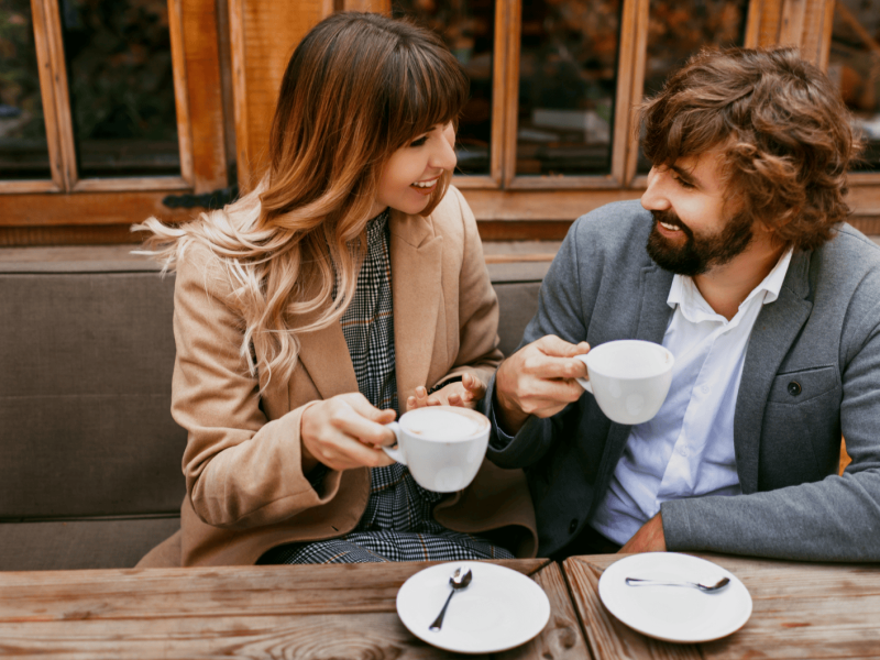 Zwei Personen trinken Kaffee zusammen.