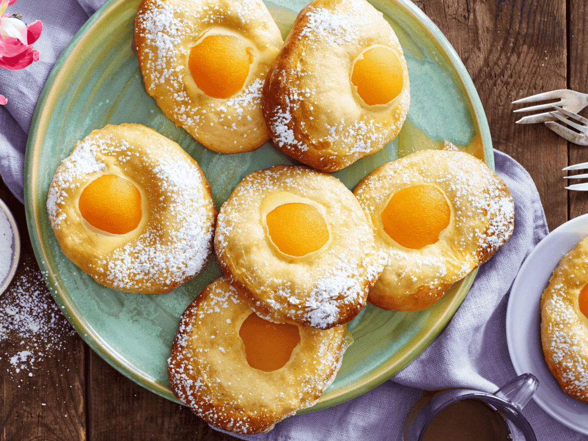 Süße Spiegeleier zu Ostern? Diese Teilchen sind der Hingucker auf jeder Kaffeetafel