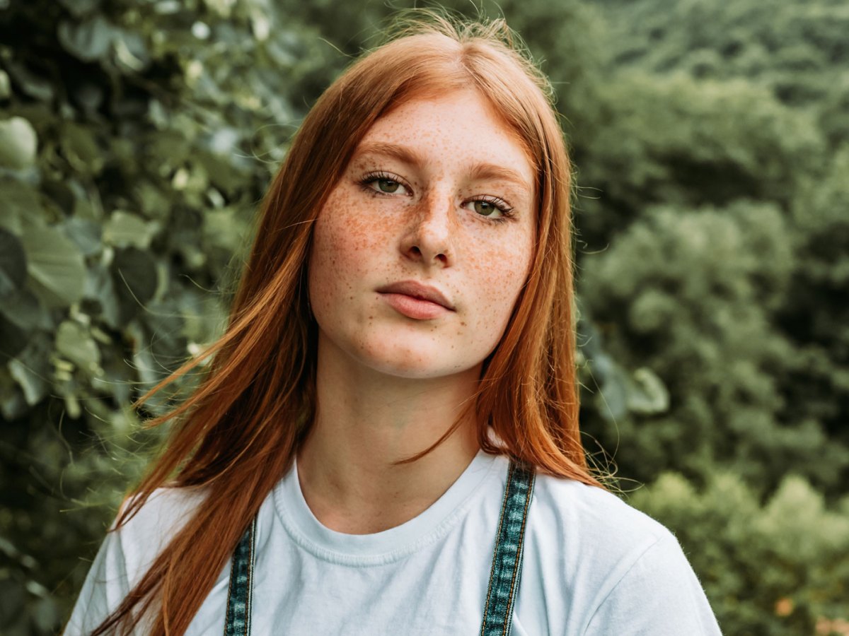 Porträt eines Teenager-Mädchens draußen.