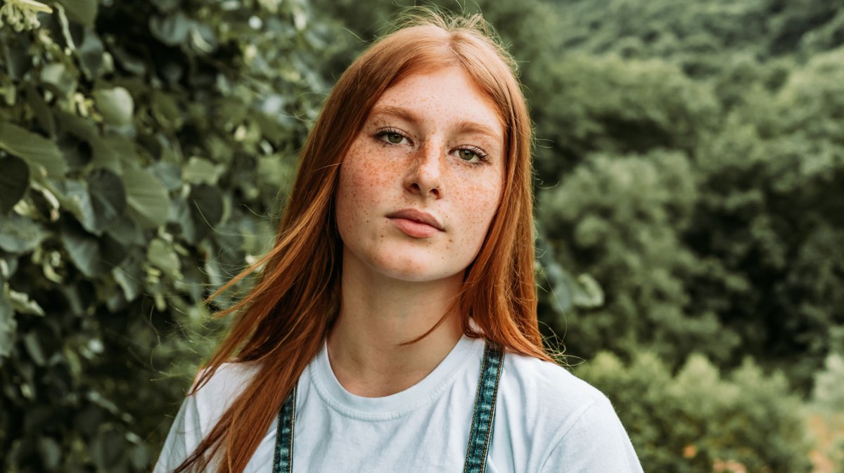 Porträt eines Teenager-Mädchens draußen.