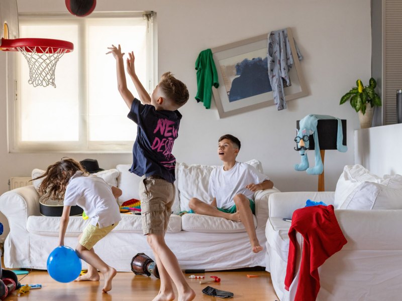Jungs alleine zu Hause machen ordentlich Chaos im Wohnzimmer.