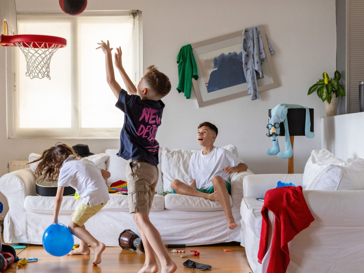 Jungs alleine zu Hause machen ordentlich Chaos im Wohnzimmer.