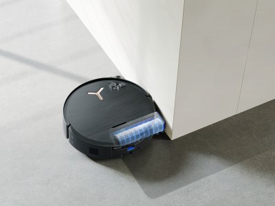 Dank der präzisen TruEdge-Technologie und strukturierter 3D-Lichterkennung erreicht der DEEBOT X9 PRO OMNI selbst schwierige Ecken und sorgt für eine lückenlose Reinigung entlang von Kanten und Möbeln. Schwarzer Saug- und Wischroboter mit sichtbarer Walzenbürste reinigt hellgrauen Boden entlang einer weißen Wand bei Tageslicht.