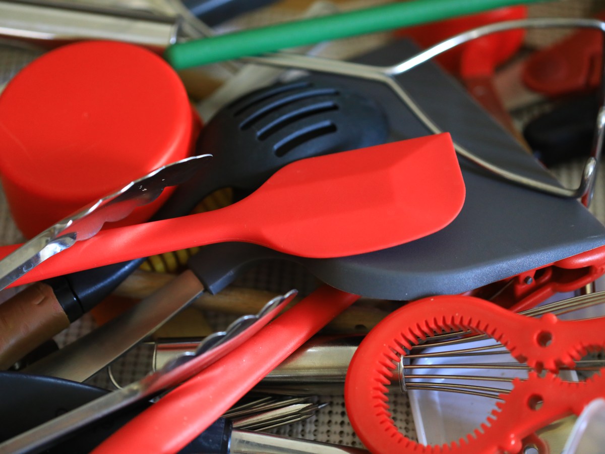 K&uuml;chenschublade mit vielen Kochl&ouml;ffeln