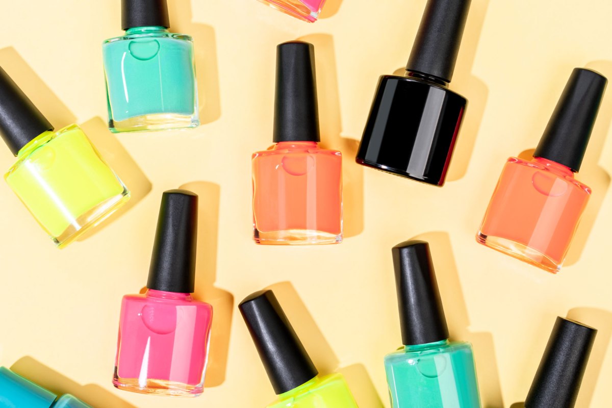 Bunte Lackfarben mit sommerlichen Tönen.