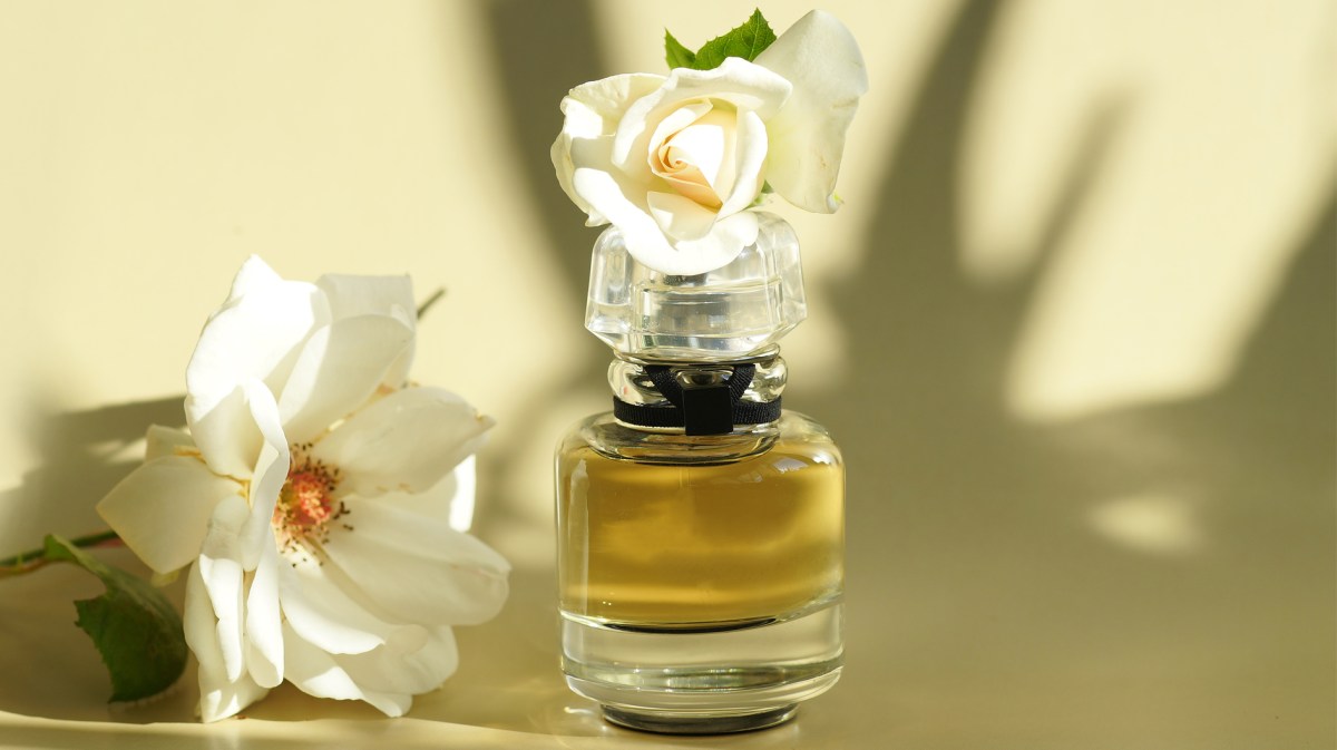 Flakon mit grünem Hintergrund und Blumen