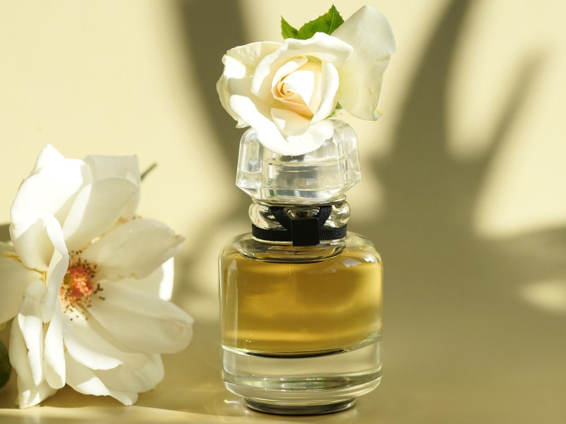 Flakon mit grünem Hintergrund und Blumen