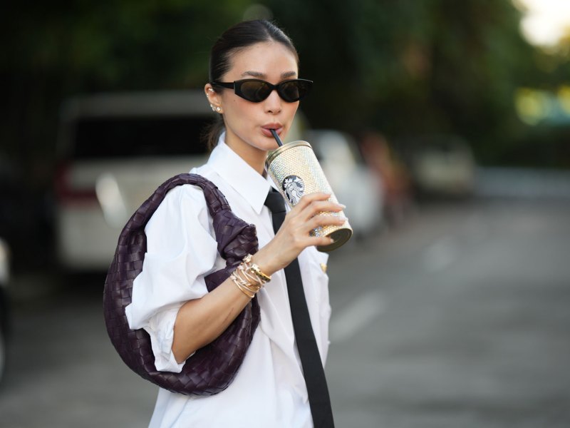 Streetstyle mit weißem Hemd und einer roten Tasche.