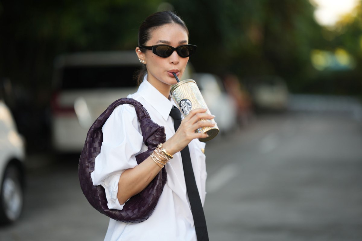 Streetstyle mit weißem Hemd und einer roten Tasche.