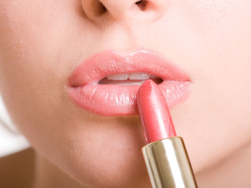 Frau mit einem rosefarbenen Lippenstift