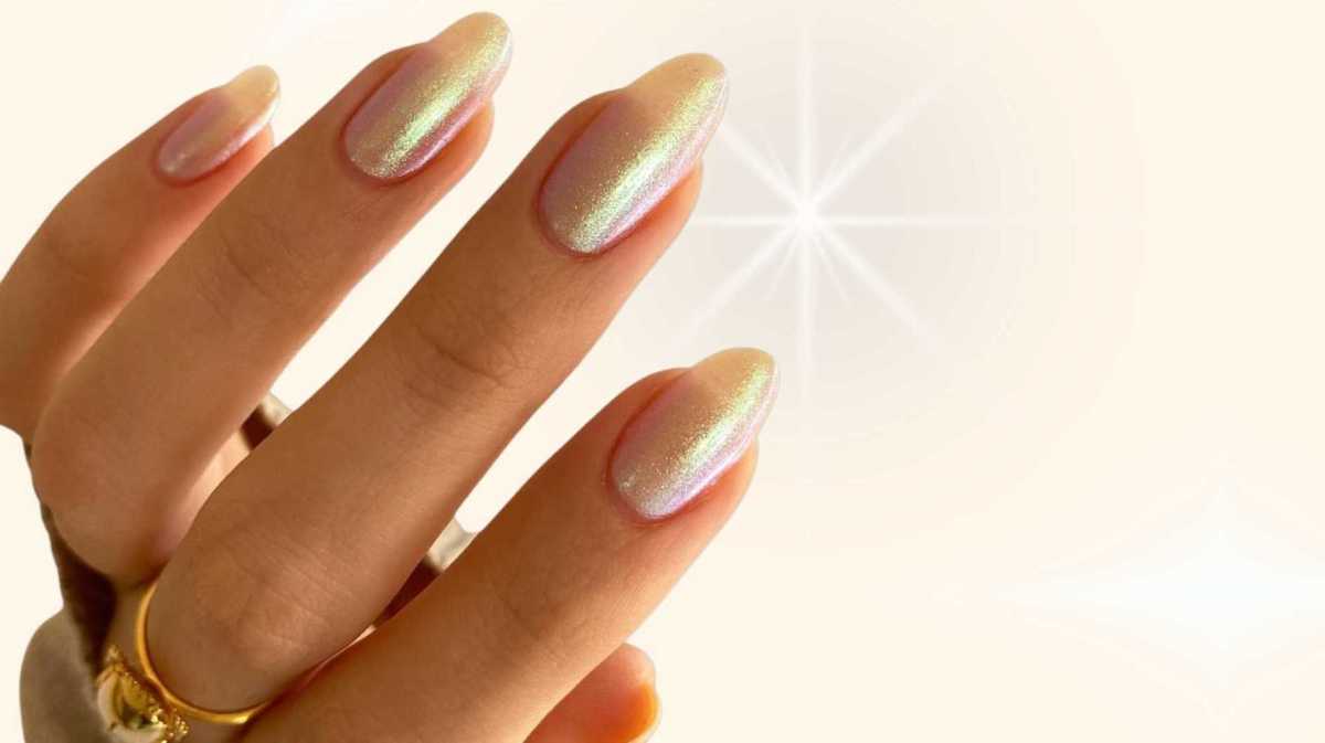 Gelb lackierte, glänzende Fingernägel