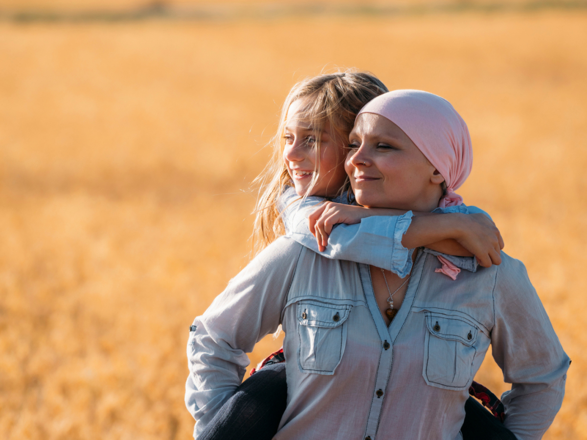 zwei Frauen stehen in einem Kornfeld, eine davon tr&auml;gt ein Kopftuch