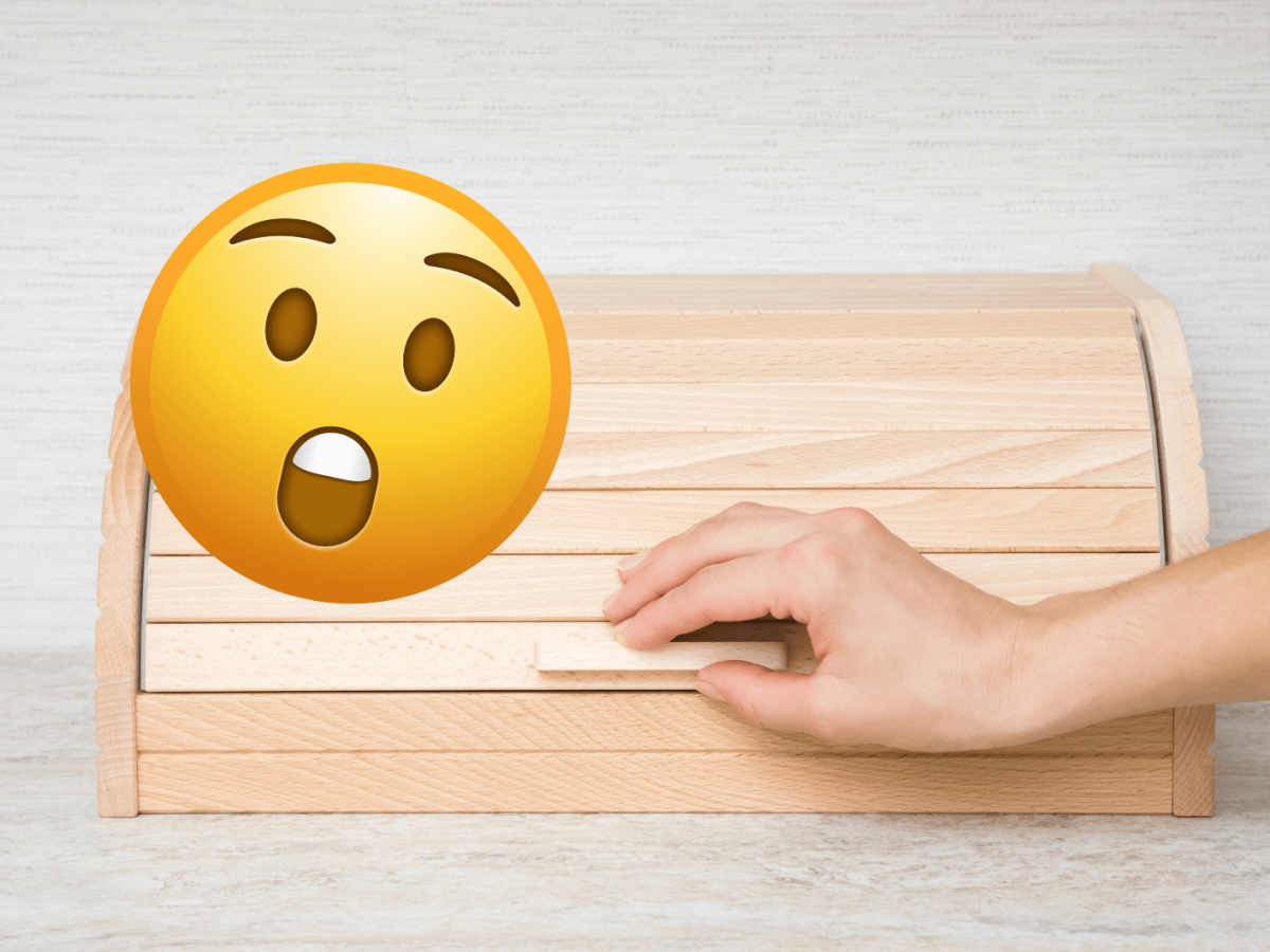 Frau &ouml;ffnet Brotkasten