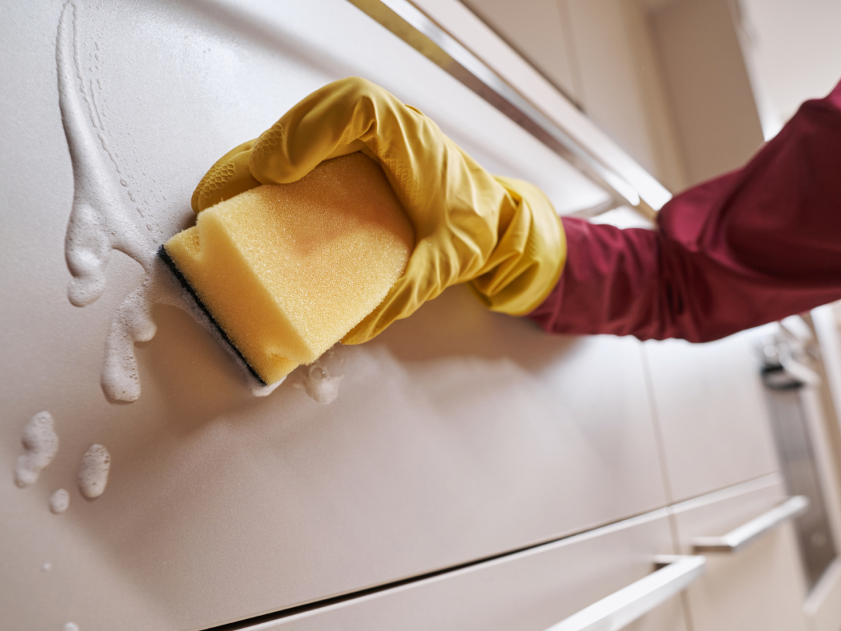 Küchenfronten werden mit einem Schwamm sauber gemacht