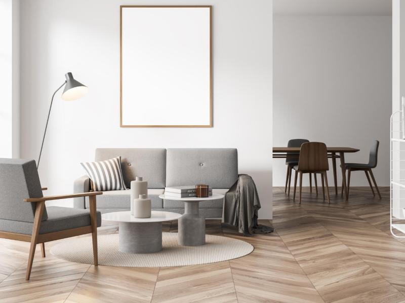 Stylisches Wohnzimmer im minimalistischen Stil, das super aufgeräumt ist.
