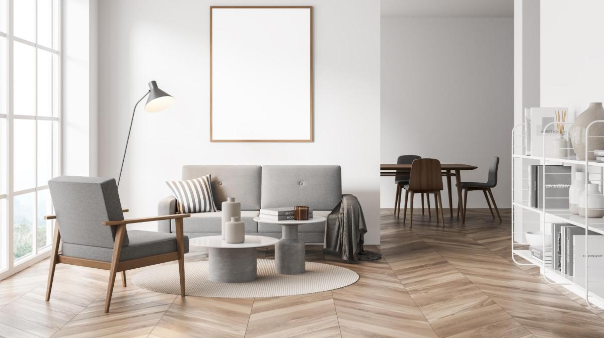 Stylisches Wohnzimmer im minimalistischen Stil, das super aufgeräumt ist.