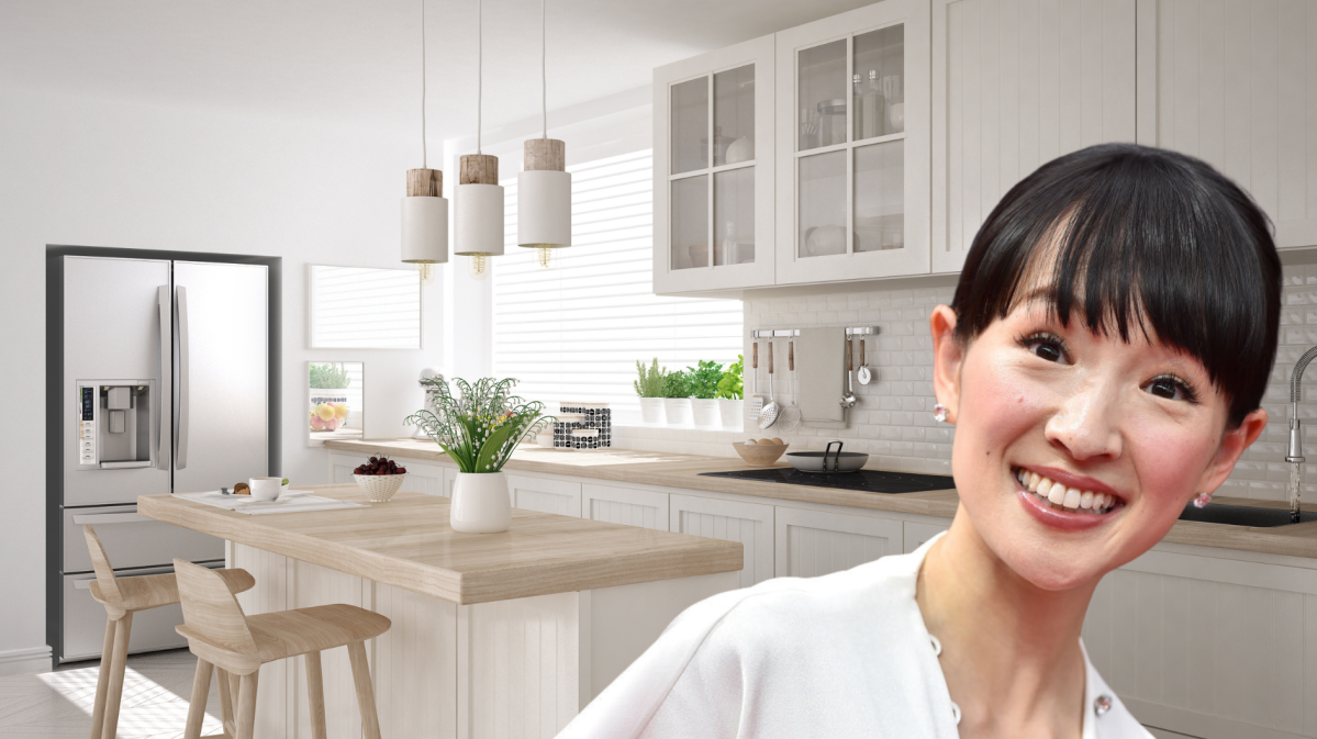 Eine ordentliche helle Küche mit einem Portrait von Marie Kondo