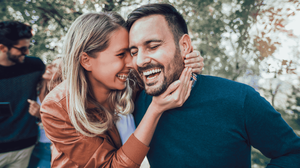 Frau und Mann lachen gemeinsam