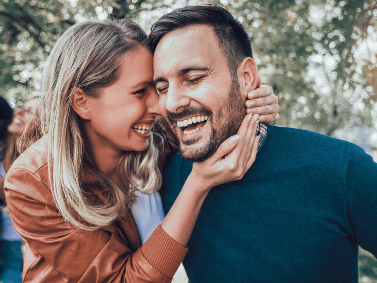 Frau und Mann lachen gemeinsam