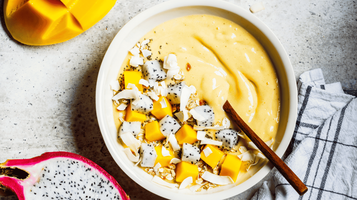 Smoothie-Bowl mit Mango und Drachenfrucht