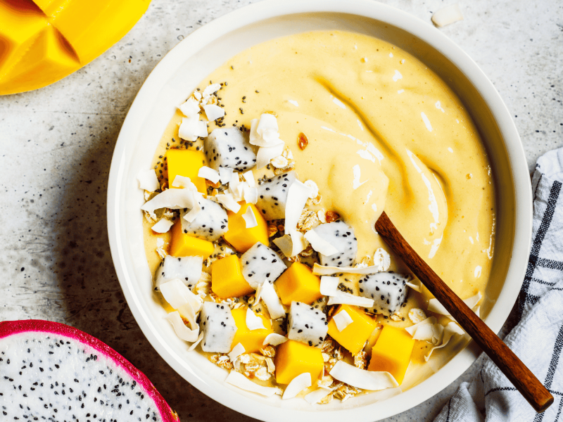 Smoothie-Bowl mit Mango und Drachenfrucht