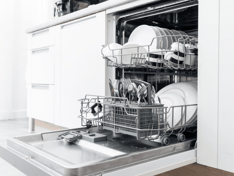Spülmaschine mit sauberem Geschirr