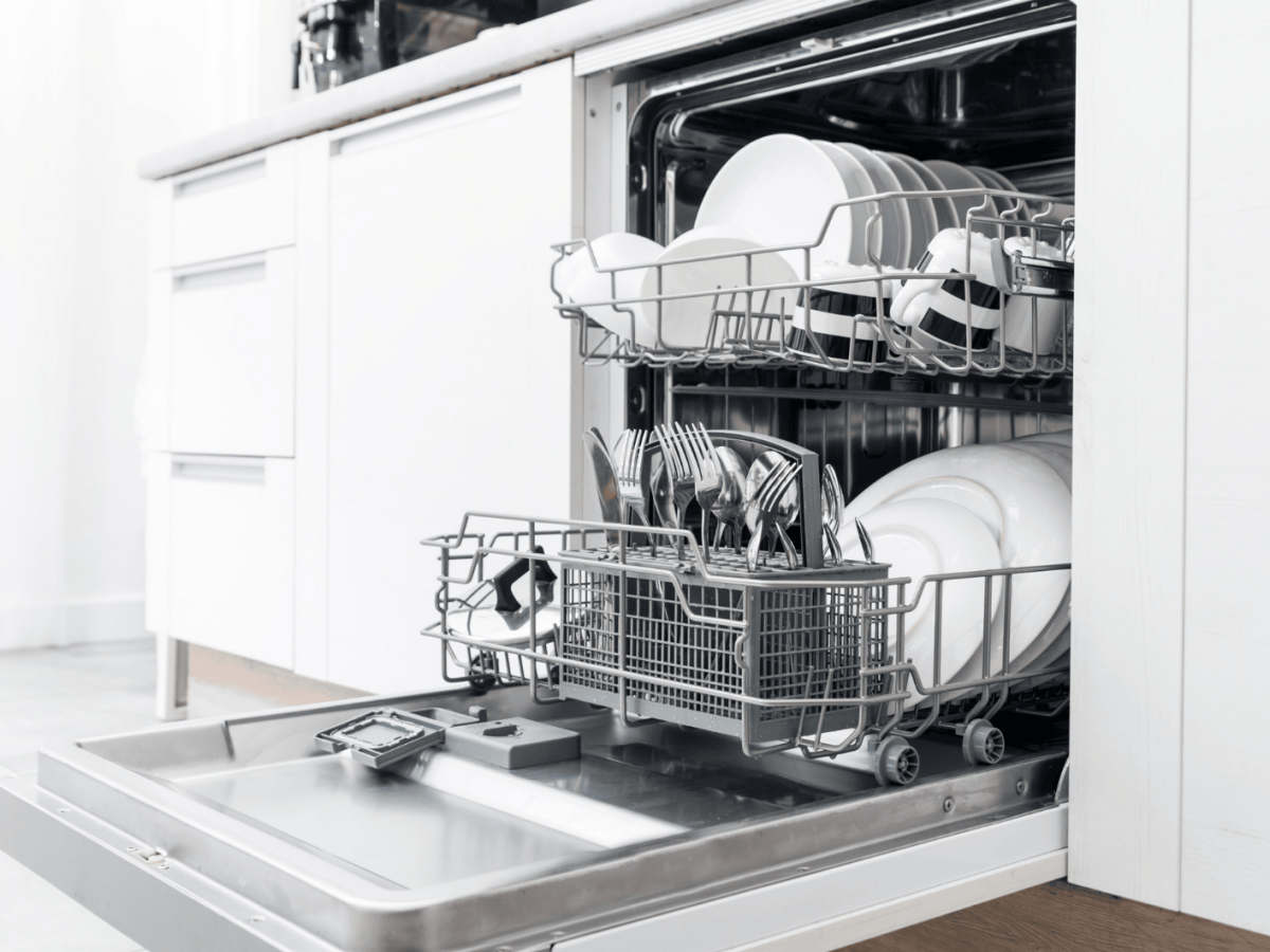 Spülmaschine mit sauberem Geschirr