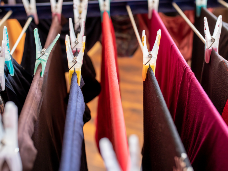 Wäsche mit Wäscheklammern auf einem Wäscheständer