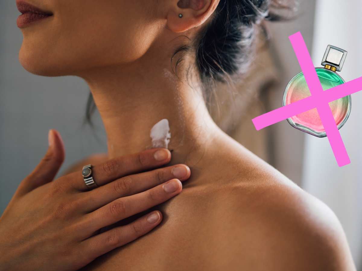 Frau, die sich eine Creme auf den Hals auftr&auml;gt.