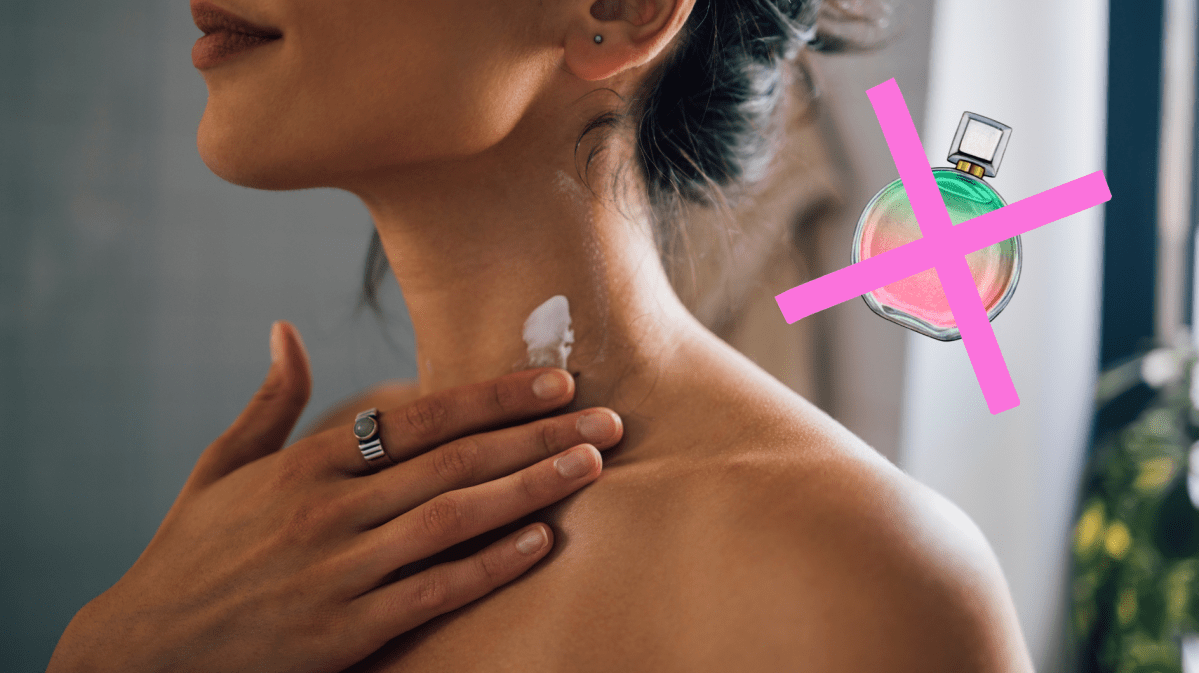 Frau, die sich eine Creme auf den Hals aufträgt.