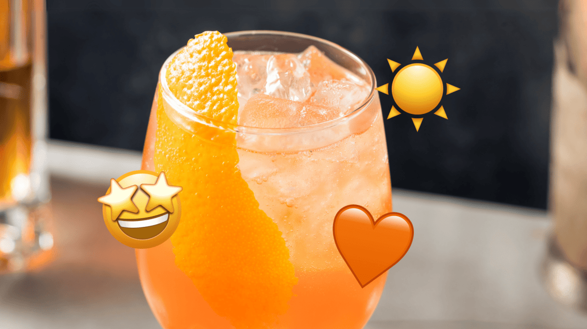 Aperol Sour Cocktail in einem Weinglas.