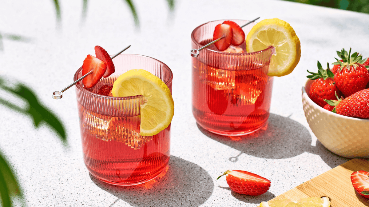 Cocktails mit Erdbeeren und Zitronen.