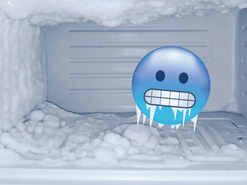 Vereistes Gefrierfach und ein frierendes Emoji.